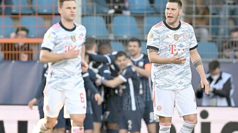 Joshua Kimmich (l) und Niklas Süle (r) reagieren enttäuscht auf den Bochumer Gegentreffer. Foto: Bernd Thissen/dpa