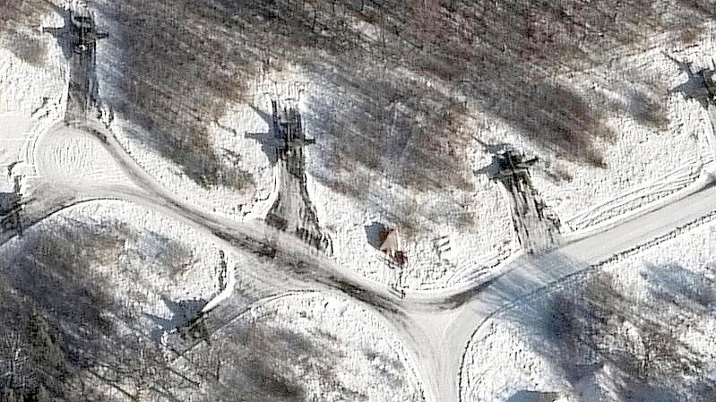 Satellitenbild des Flugplatzes Luninets in Belarus. Zu sehen sind Sukhoi Su-25 Bodenangriffsflugzeuge. Foto: Uncredited/Satellite image ©2022 Maxar Technologies. via AP/dpa