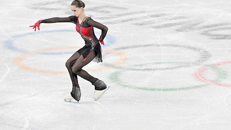 Steht auf der Olympia-Startliste: Russlands Eiskunstlaufstar Kamila Walijewa. Foto: Peter Kneffel/dpa