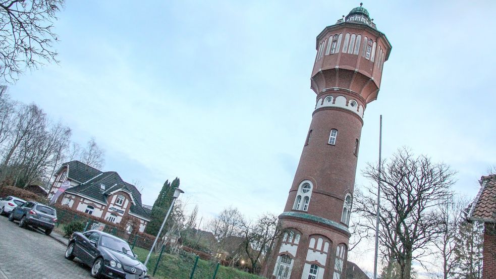 Links und rechts direkt vor dem Wasserturm sollen Gebäude im Stile des gut 100 Jahre alten Gemäuers entstehen. Foto: Romuald Banik