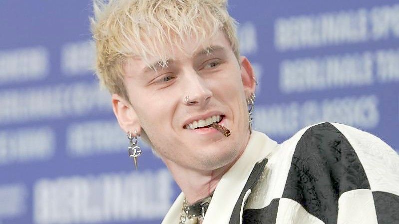 Der Schauspieler und Produzent Colson Baker aka Machine Gun Kelly spielt im Film „Taurus“ einen Rapper. Foto: Joerg Carstensen/dpa