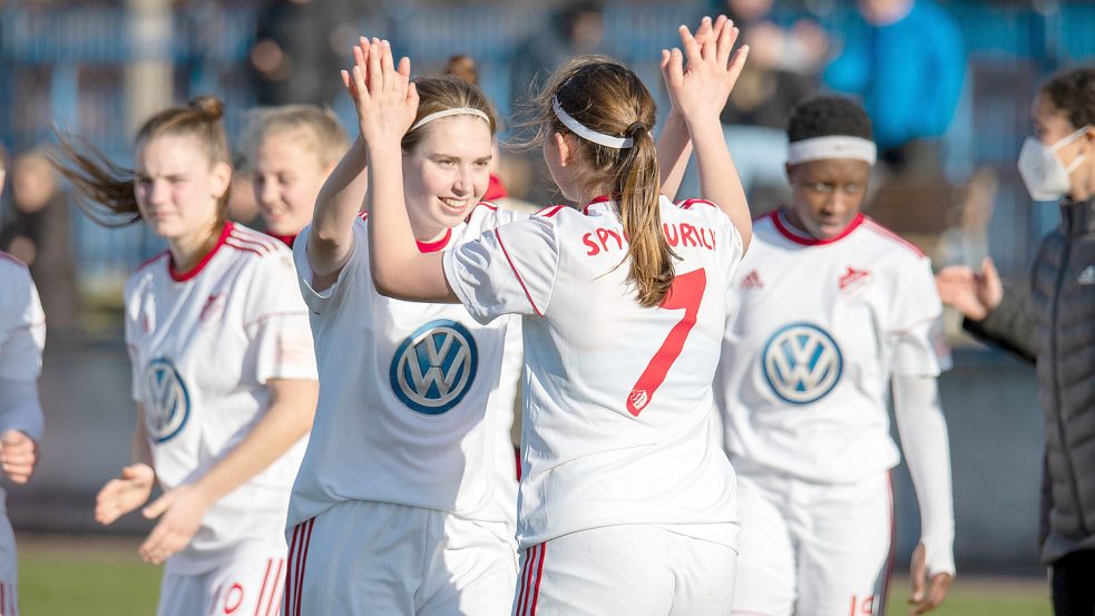 SpVg-Spielerin Leonie Fiedler (Rückennummer 7) bejubelt mit Torschützin Jule Kersten den 4:1-Auswärtssieg in Magdeburg. Foto: Aylin Rewohl