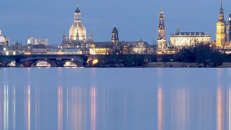 Die Dresdner Altstadtkulisse spiegelt sich der Elbe. Foto: Sebastian Kahnert/dpa-Zentralbild/dpa