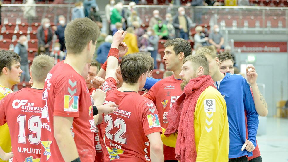 Die Enttäuschung stand den Spielern des OHV Aurich nach dem nur Unentschieden gegen die Ahlener SG ins Gesicht geschrieben. Fotos: Bernd Wolfenberg