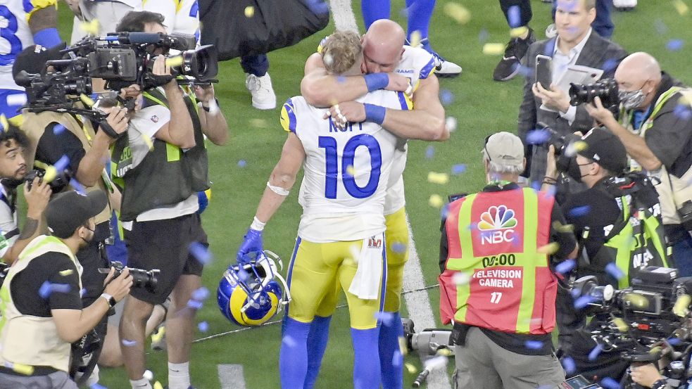 Los Angeles Rams wide receiver and Most Valuable Player Cooper Kupp (10) shares an emotional moment with teammate Andrew Foto: www.imago-images.de