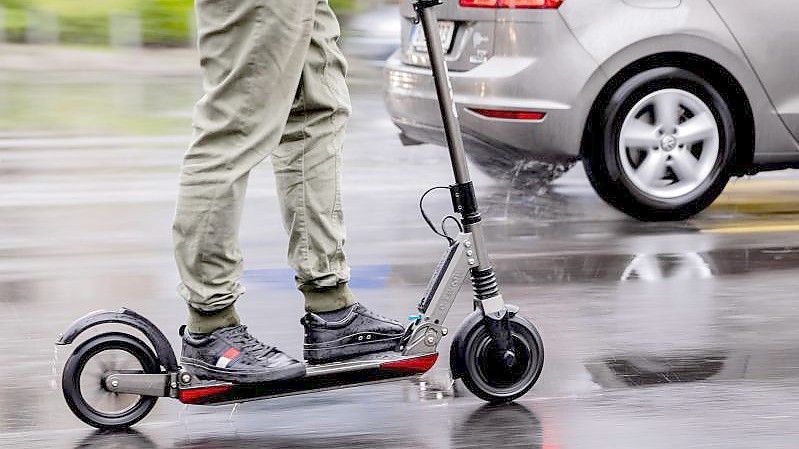 Elektro-Stehroller im Verkehr sind ähnlich unfallträchtig wie Mofas und Mopeds, betont der Gesamtverband der Deutschen Versicherungswirtschaft. Foto: Christoph Soeder/dpa