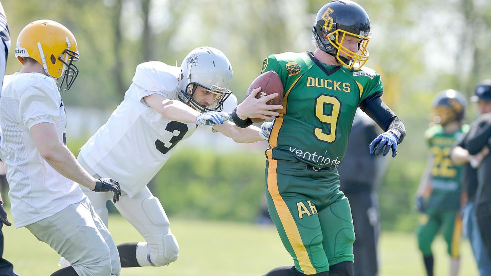 André Richels, Quarterback der Eastfrisian Ducks, im Einsatz.Fotos: Stephan Friedrichs/ DPA