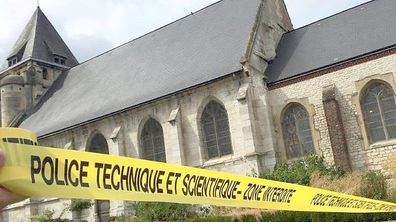 Der Tatort: Am 26. Juli 2016 kam in der katholischen Kirche in Saint-Étienne-du-Rouvray der Priester Jacques Hamel zu Tode. Foto: Police Nationale / Handout/POLICE NATIONALE/dpa