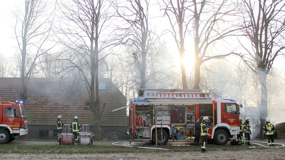 Mit mehreren Fahrzeugen war die Feuerwehr in Zwischenbergen im Einsatz. Foto: Feuerwehr Wiesmoor