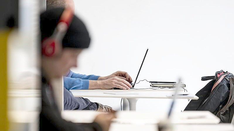 Im Office Club in Berlin-Prenzlauer Berg arbeiten Menschen im Coworking Space. Viele Kleinstunternehmer und Selbstständige ohne Mitarbeiter leiden einer Umfrage zufolge in der anhaltenden Corona-Pandemie unter einer schlechten Auftragslage. Foto: Fabian Sommer/dpa