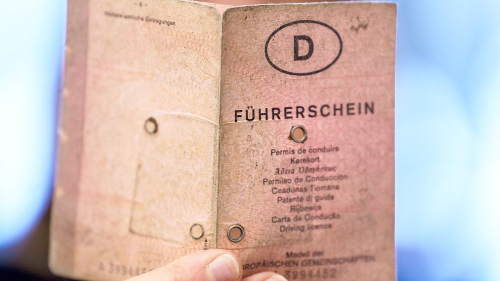 Bis 2033 müssen Millionen von Führerscheinen umgetauscht werden, damit sie fälschungssicherer sind. Foto: dpa/Andreas Arnold