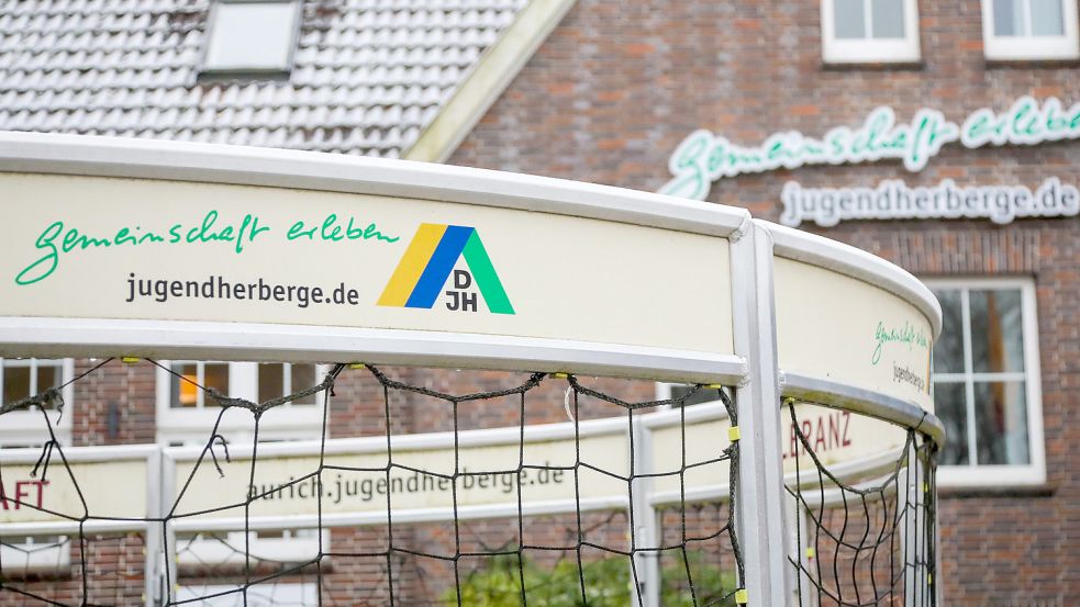 Im Dezember war das Dach der Auricher Jugendherberge dünn von einer Schicht Schnee bedeckt. Damals kamen die ersten Geflüchteten in der Einrichtung an. Foto: Romuald Banik
