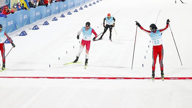 Der Norweger Jörgen Graabak (r) gewinnt das Rennen vor seinem Landsmann Jens Luraas Oftebro (l) und dem Japaner Akito Watabe (M). Foto: Daniel Karmann/dpa