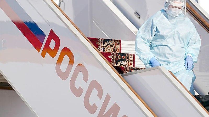 Eine Ärztin der deutschen Botschaft, die zuvor bei der Ankunft Bundeskanzler O. Scholz (SPD) im Airbus A340 der Luftwaffe einem PCR-Test unterzogen hat, verlässt die Maschine. Foto: Kay Nietfeld/dpa