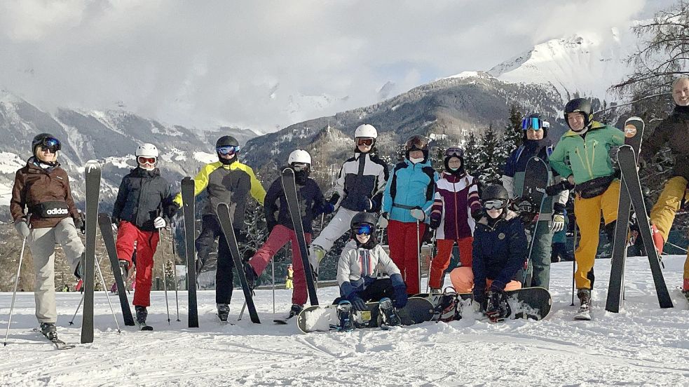 Der TuS Aurich-Ost war Anfang des Jahres mit einer Skifreizeit im österreichischen Ladis unterwegs. Eine Woche lang probierten sich (von links) Annette Schiller-Tjaden, Elke Sauer, Gerhard Olthoff, Vanessa Plate Sara Sukatsch, Jano Becker, Ilka Buschmann, Lilith Buschmann, Pia Becker, Christine Zimmerling, Saskia Buschmann und Holger Wessels auf Skiern und Snowboards aus Foto: privat.