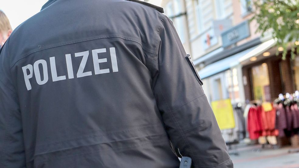 Ein Polizist in der Auricher Fußgängerzone. Foto: Romuald Banik