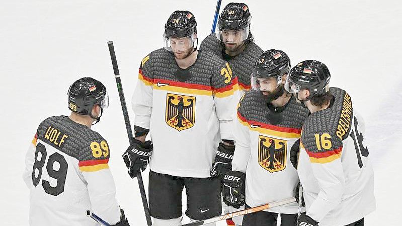 Das deutsche Eishockey-Team musste gegen die Slowakei eine 0:4-Niederlage hinnehmen. Foto: Peter Kneffel/dpa