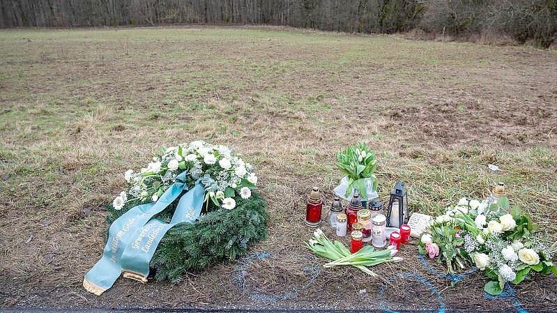 Am Tatort in Rheinland-Pfalz liegen Trauerkränze. Foto: Harald Tittel/dpa