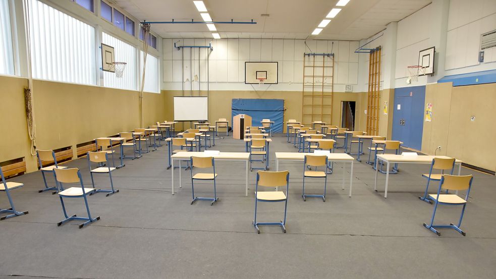 In der nach dem Arzt und früheren Turnvereinsvorsitzenden Dr. Adolf Schomerus benannten Marienhafer Sporthalle findet vorerst kein Sport mehr statt. Foto: Thomas Dirks