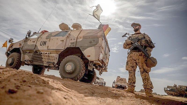 Ein Soldat der Bundeswehr steht in Mali neben einem Militärfahrzeug. Foto: Michael Kappeler/dpa/Archivbild