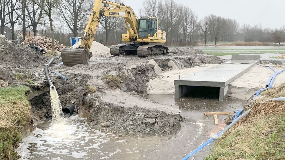 Für die Arbeiten an einem neuen Durchlass war ein Damm angelegt worden. Pumpen des Bauunternehmens wurden der Wassermassen aber nicht Herr. Foto: Feuerwehr