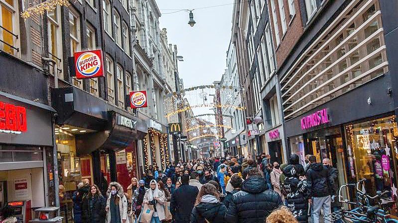Menschen beim Einkaufen im Zentrum von Amsterdam. Foto: Ana Fernandez/SOPA Images via ZUMA Press Wire/dpa/Archivbild