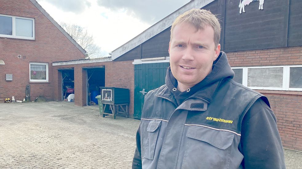 Landwirt Govert Beekenkamp vor seinem Haus und seinem Stall. Beide Gebäude könnten in einigen Jahren weichen müssen, wenn die sogenannte Balkwegtrasse gebaut wird. Foto: Holger Janssen