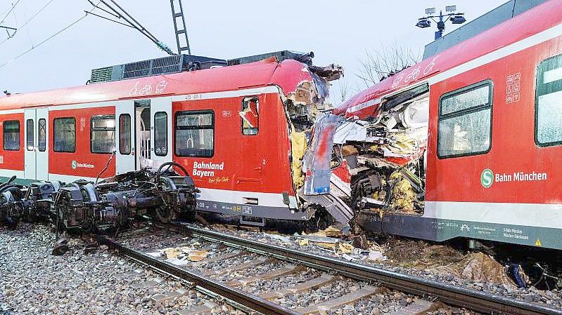Bei dem Zusammenstoß zweier S-Bahnen am Montag in Bayern wurde ein Mensch getötet. Foto: Matthias Balk/dpa