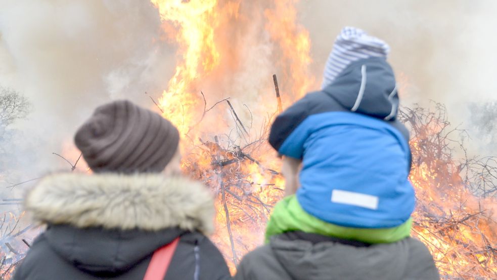 Die traditionellen Osterfeuer, hier 2019 in Sandhorst, sind in Ostfriesland beliebte Veranstaltungen, die viele Menschen zusammenbringen..Foto: Christin Wetzel