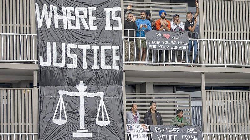 Flüchtlinge und Asylsuchende in Brisbane, die in australischer Einwanderungshaft sind, während einer Demonstration. Foto: Glenn Hunt/AAP/dpa