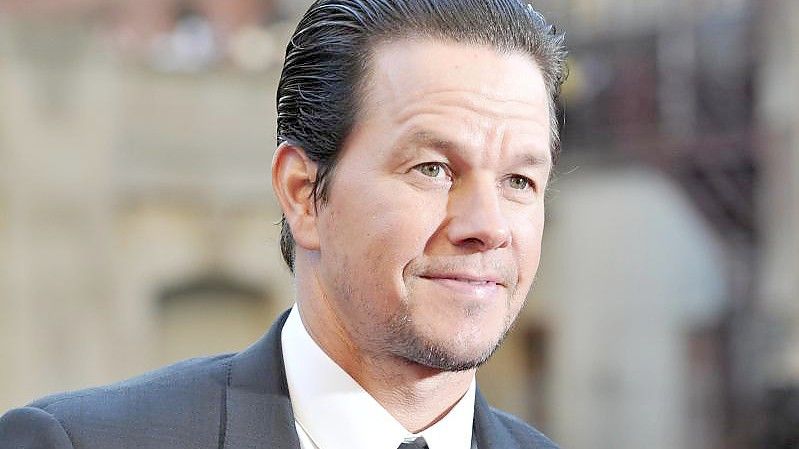 Der US-Schauspieler Mark Wahlberg denkt an seine Eurodance-Zeit zurück. Foto: Rob Grabowski/Invision/AP/dpa