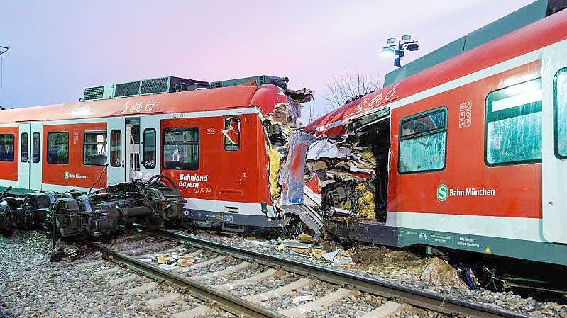 Die aufeinander geprallten S-Bahnen an der Unfallstelle in der Nähe des Bahnhofes Ebenhausen-Schäftlarn bei München. Foto: Matthias Balk/dpa