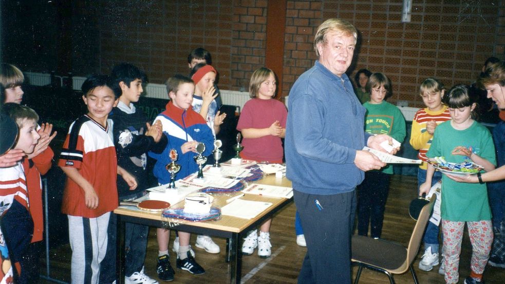 Die Jugend für den Tischtennissport zu begeistern, war Klaus-Dieter Ott ein großes Anliegen. Im November 1997 richtete er die Mini-Meisterschaften im MTV aus. Foto: Gerd Sauer