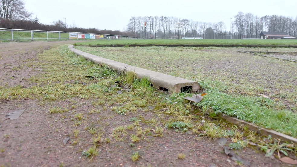 Bewuchs auf der Laufbahn: Unfreiwillig naturnah zeigt sich seit längerem das Sportzentrum in Upgant-Schott. Beim Bau einer neuen Sportstätte sollte bewusst auf deren ökologische Ausrichtung geachtet werden, fordern die Grünen im Samtgemeinderat. Foto: Thomas Dirks
