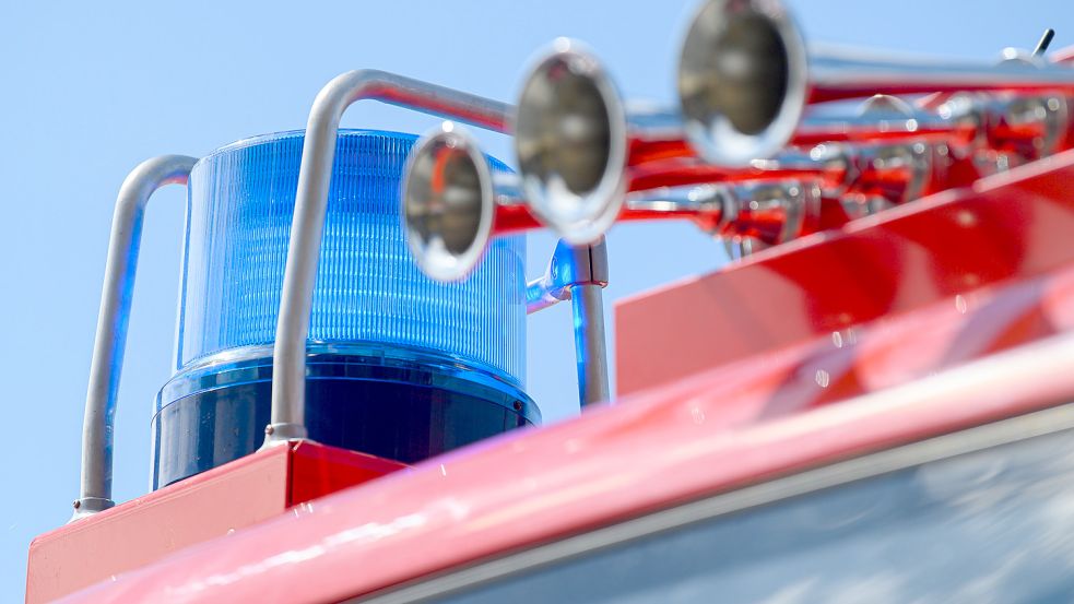 Drei Ortsfeuerwehren rückten am Mittwochmittag zu einem Schornsteinbrand in Ihlow aus. Foto: DPA