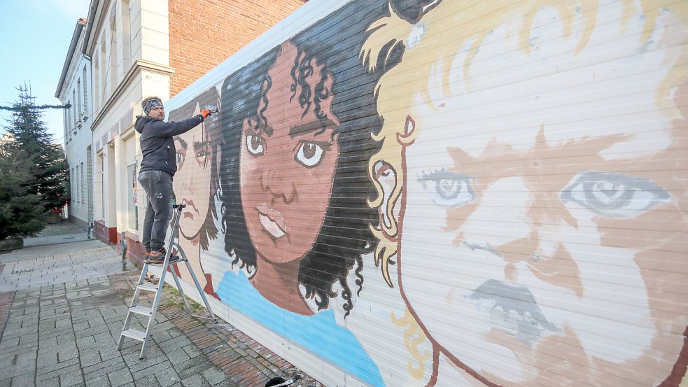 Wände mit Kunst zieren seit Dezember die Osterstraße überall dort, wo sich Baulücken auftun. Die Auricher Jugend setzt auf mobile Wände, die als freie Kunstfläche Jugendlichen zur Verfügung gestellt werden und neue Akzente in die Innenstadt bringen. Foto: Romuald Banik