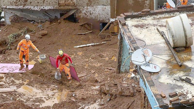 Feuerwehrmänner suchen nach Opfern. Bereits Ende Januar kam es in Barreiro nach schweren Regenfällen zu einem Erdrutsch. Foto: Flavio Tavares/Futura Press/dpa