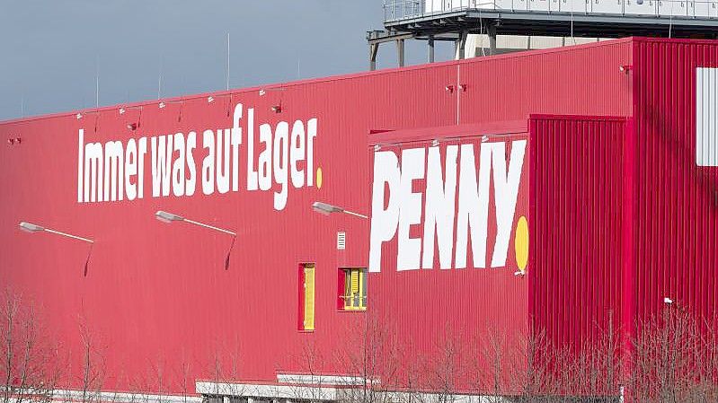 Die an der Märkischen Allee in Potstdam gelegene rote Halle der Partnergesellschaft Rewe Penny. Foto: Soeren Stache/dpa-Zentralbild/dpa