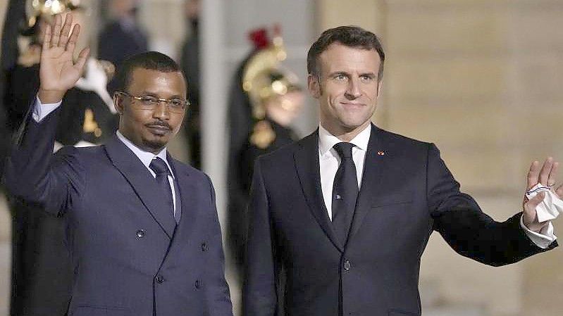 Emmanuel Macron (r), Präsident von Frankreich, empfängt Mahamat Idriss Deby, Präsident des Tschad, im Elysee-Palast. Bei einem gemeinsamen Gipfel wollen die Europäische Union (EU) und die Afrikanische Union (AU) ihre Zusammenarbeit vertiefen. Foto: Francois Mori/AP/dpa