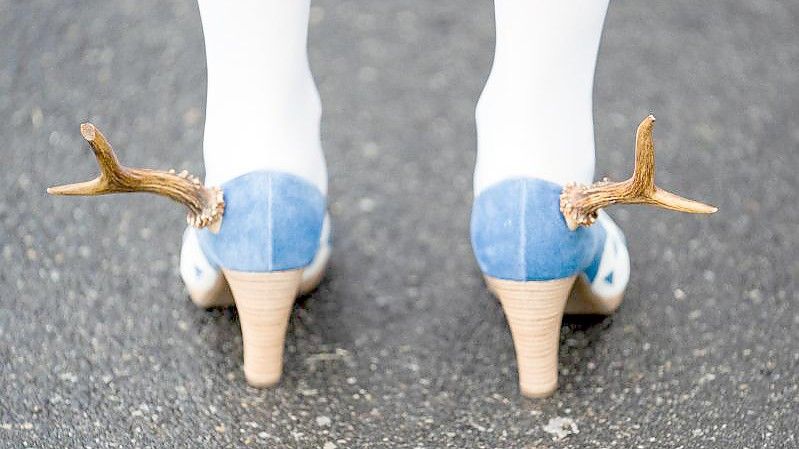 Die Präsidentin des bayerischen Landtags, Ilse Aigner (CSU), zeigt ihre Schuhe mit Rehbockstangen. Foto: Nicolas Armer/dpa