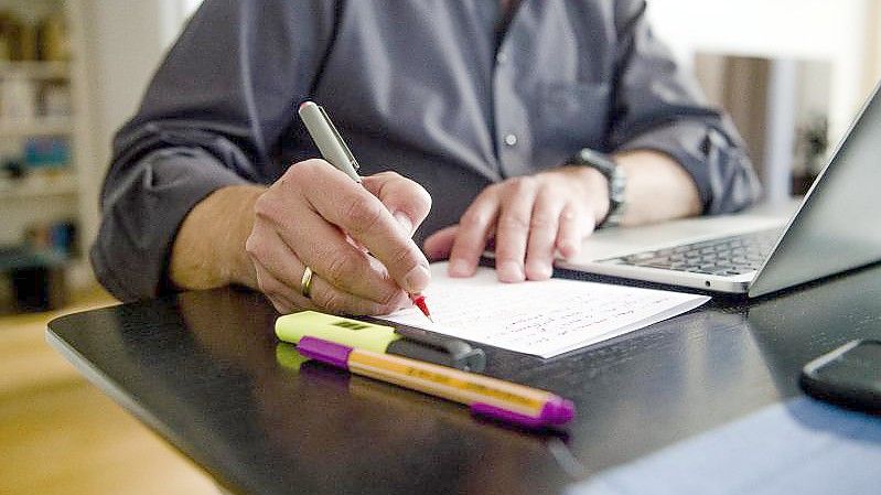 Der DGB fordert, die Arbeit im Homeoffice zukünftig leichter möglich zu machen. Foto: Finn Winkler/dpa