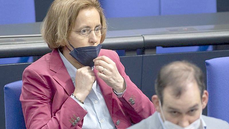 Beatrix von Storch (l), stellvertretende Fraktionsvorsitzende der AfD-Bundestagsfraktion, hat mit Äußerungen über die Transgender-Abgeordnete Tessa Ganserer (Grüne) parteiübergreifend scharfe Kritik auf sich gezogen. Foto: Christophe Gateau/dpa