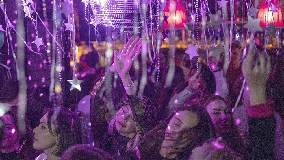 Unbeschwertes Tanzen ohne Maske wird es in den Diskotheken im Landkreis Aurich nicht so bald geben. Foto: DPA