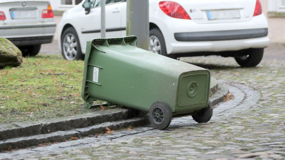 Schon am Mittwoch kippten die ersten Mülltonnen in Aurich um. Foto: Romuald Banik