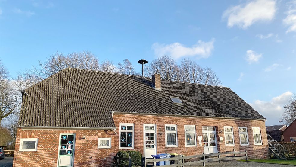 Das Kita-Gebäude in Theene ist in die Jahre gekommen. Geht es nach der FWG, soll ein Neubau her – auf Kosten eines anderen Projekts. Foto: Holger Janssen