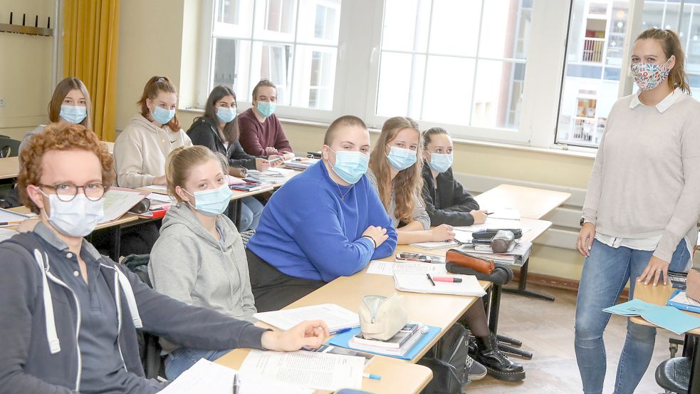 Seit November 2020, hier ein Archivbild aus dem Gymnasium Ulricianum, gilt fast durchgehend die Maskenpflicht im Unterricht. Ab 2. Mai soll diese voraussichtlich wegfallen. Foto: Romuald Banik