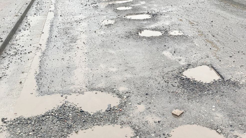 Mit der Ruckelpiste ist bald Schluss: Die Friesenstraße soll ab Ende Februar asphaltiert werden. Foto: Aiko Recke