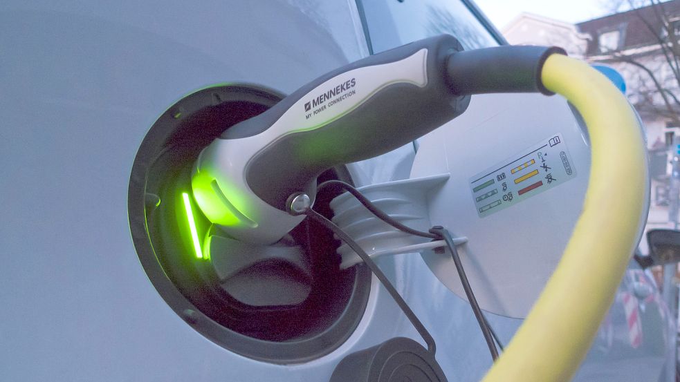 Ein Elektroauto an einer Schnelladestation. Bisher gibt es bis für Käufer bis zu 9000 Euro Prämie vom Staat. Bleibt es dabei? Und wenn ja: unter welchen Bedingungen? Foto: Achim Duwentäster via www.imago-images.de