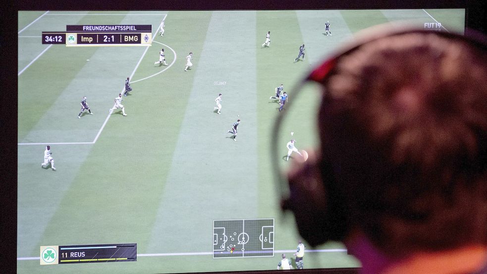 Ein Fußballspiel ist beim „Grand Final“ der Virtual Bundesliga auf einem Bildschirm zu sehen. Es winkt ein Preisgeld von 40.000 Euro. Beim EWE-Fifa Cup kann sich der Sieger auf 300 Euro freuen.