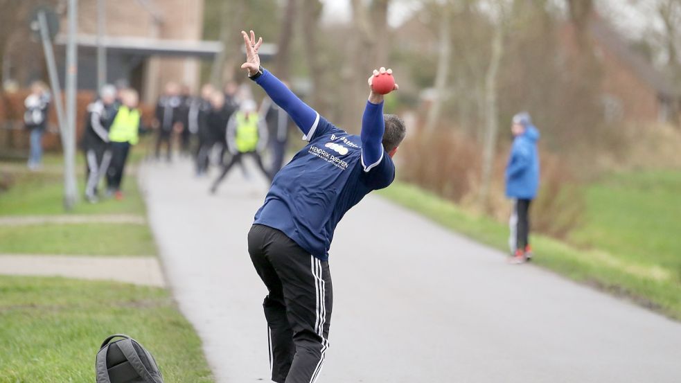 Gert Mimke Köllmann steht mit Ostfrisia Rahe kurz vor der Sensation in der Boßel-Landesliga.Foto: Wilfried Gronewold